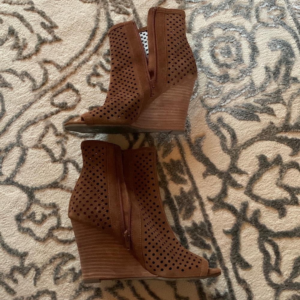 Carlos Santa a peep toe booties